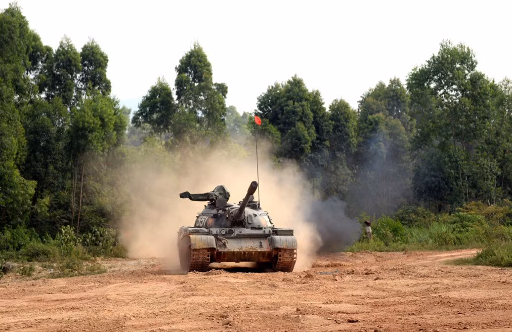 Bởi T-54 là một chiếc xe tăng ra đời từ giữa những năm 1950, trong khi T-72 ra đời vào cuối những năm 1970, trong khi phiên bản T-72B3 với nhiều sửa đổi được biên chế hàng loạt từ năm 2011. Như vậy, tính ra chúng ta đang luyện trên những chiếc T-54B (ra đời năm 1955) với công nghệ kém xa T-72B3 tới 56 năm.