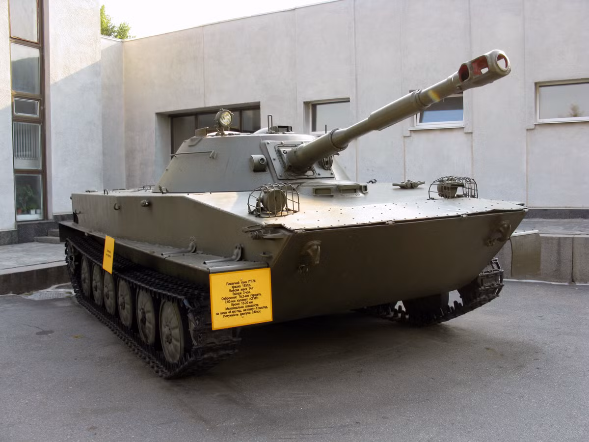 Ngay sau thế chiến II, Liên Xô cũng đã phát triển phiên bản xe tăng hạng nhẹ PT-76 có thể bơi; loại xe tăng này trở thành xe tăng trinh sát tiêu chuẩn của khối quân sự Warsaw. Tuy nhiên với tốc độ tối đa chỉ 43 km/giờ trên đường nhựa, Hồng quân Liên Xô cần một phương tiện nhanh hơn. Ảnh: Xe tăng PT-76. Nguồn: Wikipedia.