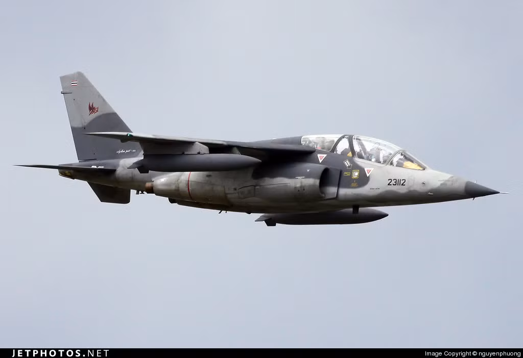 Cuối cùng là 19 chiếc máy bay cường kích hạng nhẹ Alpha Jet do Đức sản xuất. Loại này có tốc độ bay chậm, dưới âm, khả năng mang vác vũ khí kém (2,5 tấn). Hiện Thái Lan cũng chưa có kế hoạch nâng cấp các máy bay tấn công mặt đất.
