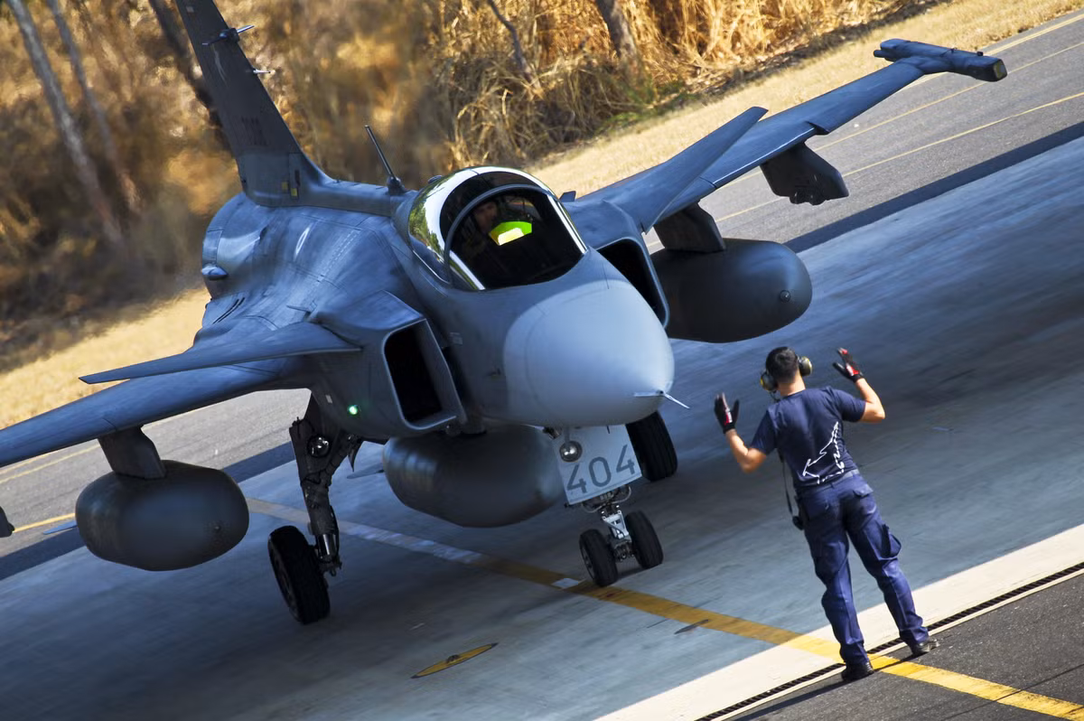 Về lực lượng máy bay chiến đấu nòng cốt của RTAF thì hiện họ có 117 chiếc (chiếm đến 1/3 tổng số máy bay) - một con số rất lớn. Trong số đó, loại hiện đại nhất là JAS-39 Gripen do Thụy Điển sản xuất.