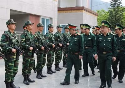 Việc tiếp tục phát triển các mẫu súng tiếp theo chứng tỏ một điều rằng quân đội Việt Nam vẫn chưa ưng ý với những khẩu Galil Ace, những mẫu cải tiến cũng như thêm bớt một số tính năng cho ta thấy được rằng mẫu súng trường tiêu chuẩn tương lai thay thế cho AK-47 trong biên chế quân đội Việt Nam sẽ không phải là Galil Ace. Ảnh: Thượng tướng Nguyễn Chí Vịnh kiểm tra đơn vị tuần tra biên phòng với súng carbin Galil Ace 31.