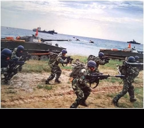 Trên chiến trường, nhằm chi viện hoả lực cho lực lượng tấn công cứ điểm của địch, các đơn vị sẽ được phối thuộc cùng với nhiều loại khí tài hạng nặng như xe tăng, trọng pháo, thiết giáp, pháo phản lực hay máy bay cường kích mặt đất. Tuy nhiên, trong nhiều trường hợp, khi tiến công trong điều kiện thiếu thốn hoặc tổ chức phòng ngự thiếu khí tài hạng nặng, thì các loại vũ khí mang vác sẽ tỏ ra vô cùng hiệu quả và đắc lực, một trong số đó là súng máy 12.7mm. Ảnh: Hải quân đánh bộ Việt Nam thực hành đổ bộ đánh chiếm mục tiêu.