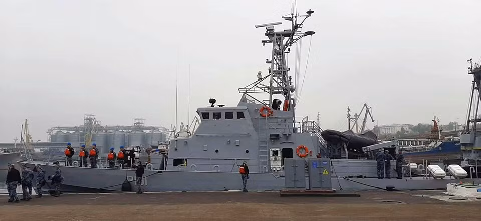 Những tàu chiến có năng lực đi biển hơn một chút, lượng giãn nước nhỉnh hơn là các hai tuần tra thuộc lớp Island. Đây thực chất là tàu của Lực lượng tuần duyên Hoa Kỳ, được đóng vào cuối những năm 80 của thế kỷ trước, người Mỹ đã chuyển giao cho Ukraine nhằm nâng cao năng lực hải quân vào năm 2019. Một lần nữa, đây cũng không thể coi là một tàu chiến thực thụ, mà chỉ có thể sử dụng tuần tra ven bờ cũng như tìm kiếm cứu nạn. Ảnh: Tàu P191 lớp Island của Hải quân Ukraine.
