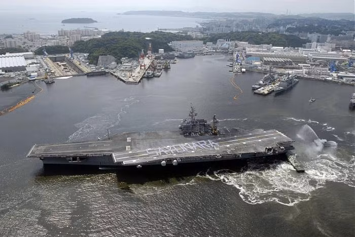 Hải quân Mỹ đã sử dụng một tàu sân bay đã loại biên, thuộc lớp tàu sân bay Kitty Hawk ra neo đậu ngoài khơi; sau đó dùng các loại hỏa lực chống hạm của quân đội Mỹ, từ tên lửa chống hạm, bom xuyên bê tông, ngư lôi… liên tục bắn phá. Nhưng điều người Mỹ không ngờ tới là sau 25 ngày "đánh phá" liên tục, chiếc tàu sân bay trên vẫn nổi trên biển.