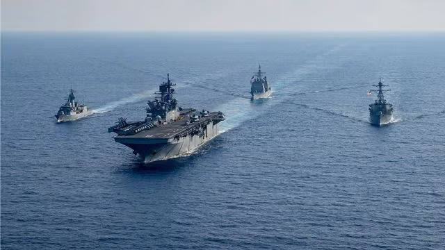 Dù Mỹ không phải là một quốc gia có tuyên bố chủ quyền ở Biển Đông, nhưng Mỹ luôn khẳng định quyền tự do hàng hải ở khu vực biển quốc tế và hỗ trợ một số quốc gia nhỏ hơn, nhằm đối phó với sự “hung hăng” của Trung Quốc trên Biển Đông. Ảnh: Nhóm tàu chiến của Hải quân Mỹ và Australia trên Biển Đông.