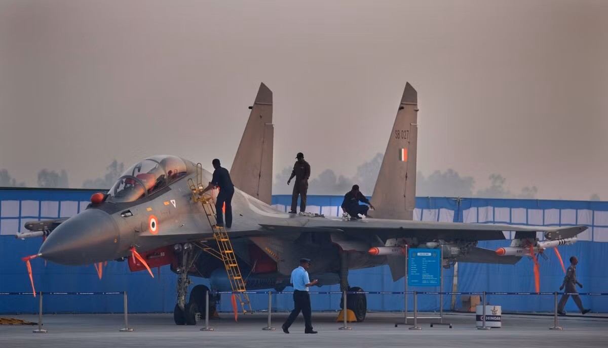 Phiên bản Su-30MKI của Ấn Độ được trang bị hệ thống đối phó điện tử hàng không và điện tử tiên tiến hơn của Israel, làm cho nó khác với Su-30 tiêu chuẩn của Nga hoặc Su-30MKK của Trung Quốc. Ngoài ra, Su-30MKI cũng có thể mang nhiều loại tên lửa khác nhau, bao gồm các tên lửa không đối không R73, R77 và tên lửa hành trình Brahmos do liên doanh Nga-Ấn Độ sản xuất. Ảnh: Máy bay chiến đấu Su-30MKI của Ấn Độ - Nguồn: Sina