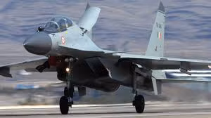Bộ Quốc phòng Ấn Độ cũng cho rằng, việc chế tạo Su-30MKI tại Ấn Độ cũng mang lại cho nước này một công nghệ rất tiên tiến, đó là một bước tiến tới nội địa hóa vũ khí và thiết bị. Ảnh: Máy bay chiến đấu Su-30MKI của Ấn Độ - Nguồn: Sina