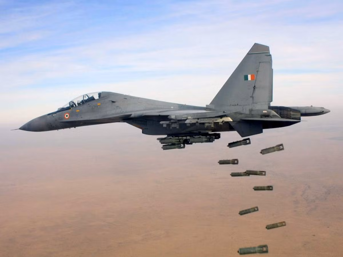 So với Su-30MKK của Không quân Trung Quốc, Su-30MKI của Ấn Độ có tính cơ động cao hơn; còn so với Su-30 của Nga, Su-30MKI của Ấn Độ có vũ khí tốt hơn. Do vậy cũng dễ hiểu tại sao giá thành Su-30MKI của Ấn Độ cao hơn của Nga và Trung Quốc. Ảnh: Máy bay chiến đấu Su-30MKI - Nguồn: Defence Ministry/Twitter