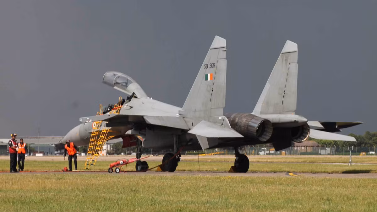 Trả lời câu hỏi của các nhà lập pháp, ông Bamley tuyên bố rằng, các máy bay chiến đấu Su-30MKI được sản xuất tại Ấn Độ đã có một số sửa đổi để nâng cao tính năng chiến đấu, đáp ứng yêu cầu của Không quân Ấn Độ. Ảnh: Máy bay chiến đấu Su-30MKI của Ấn Độ - Nguồn: Sina