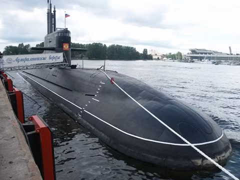 Tuy nhiên chiếc Kilo với tiếng ồn rất nhỏ, lên rất khó phát hiện; đó là lý do tại sao phương Tây gọi tàu ngầm này là "lỗ đen". Ở chế độ "quay lén", tức là khi vận động ở tốc độ thấp, sóng âm từ Kilo không vượt quá mức âm lượng 30-35 dB. Ảnh: Tàu ngầm lớp Kilo của Hải quân Nga - Nguồn: Hải quân Nga