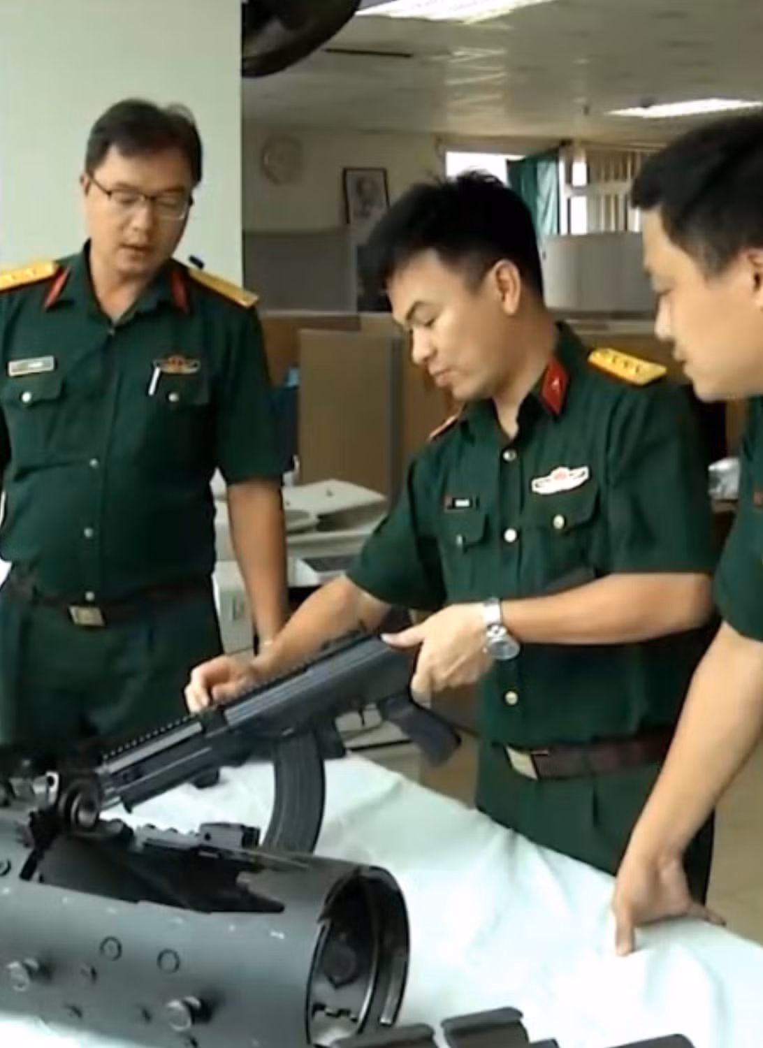 Thứ hai, ray Picatinny của STV-410 được kéo dài từ phía trên ốp lót tay cho đến hết nắp hộp khóa nòng một cách liên tục, không bị ngắt quãng như trên STV-215/380 cho súng một kết cấu thống nhất, kiểu dáng hiện đại và kính ngắm sẽ có nhiều vị trí để lắp đặt hơn so với trên dòng STV-215/380. Ảnh: Cán bộ của Viện vũ khí đang thao tác mở nắp hộp khóa nòng của STV-410.