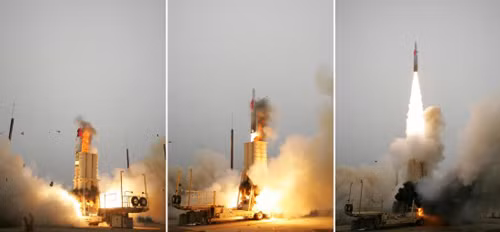 Về vũ khí phòng không, công ty Hàng không vũ trụ Israel (IAI) đã phát triển tên lửa phòng không Arrow 2 và Arrow 3, cũng như chế tạo vệ tinh và tên lửa phòng không Barak-8. Công ty con ELTA của IAI chế tạo radar ELM-2084 cho hệ thống phòng thủ "Vòm sắt", có thể phát hiện các mối đe dọa như tên lửa, súng cối hoặc UAV tiến công vào lãnh thổ Israel.
