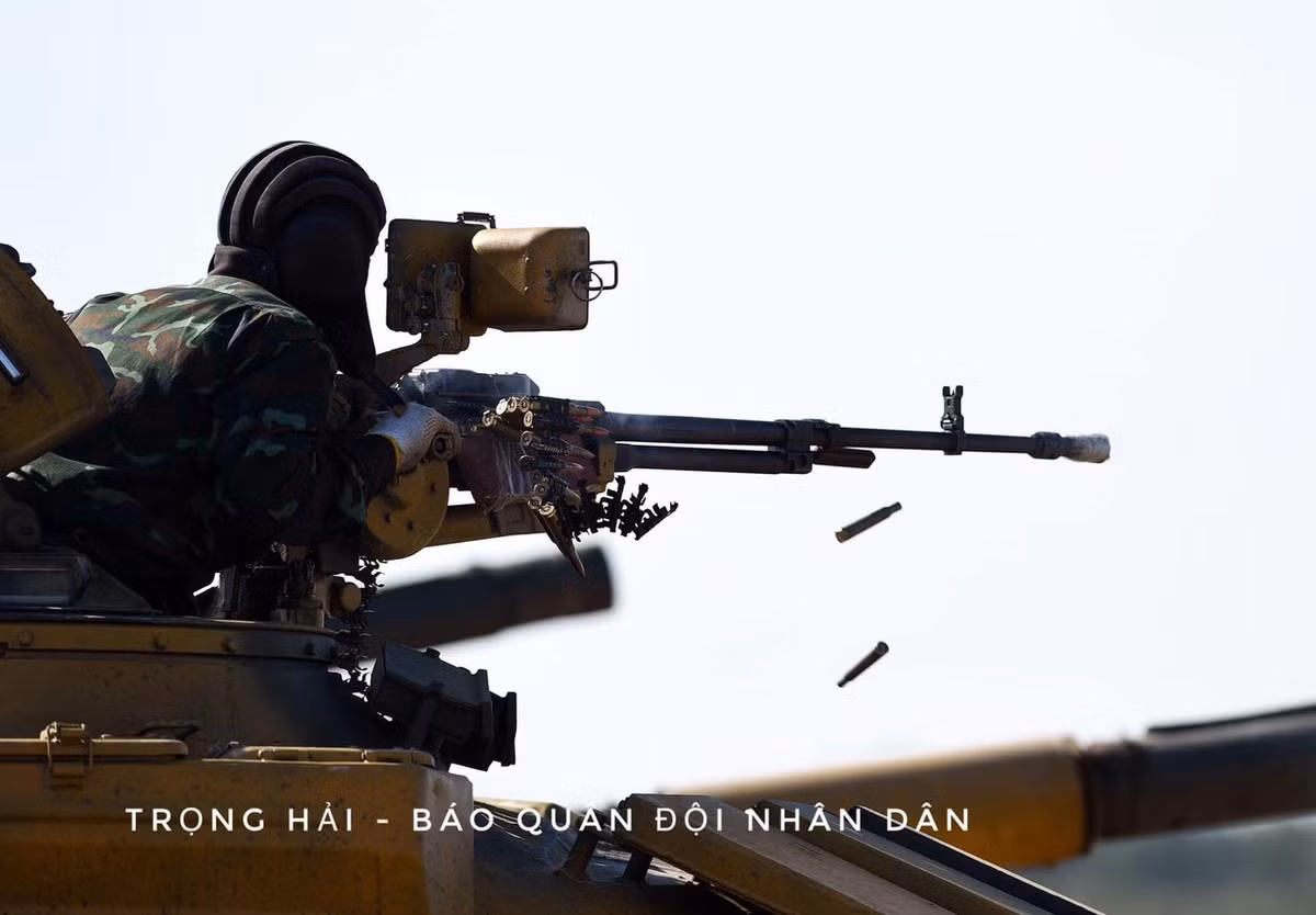 Những chiếc xe tăng chiến đấu chủ lực T-72 thế hệ thứ 3 do Liên Xô phát triển, người ta vẫn giữ nguyên thiết kế người lính phải trực tiếp tác xạ súng máy 12.7mm trên nóc xe tăng như cũ. Dù cho có tên gọi là súng máy phòng không, tuy nhiên năng lực phòng không của súng máy 12.7mm trên xe tăng là khá hạn chế, khó có thể tiêu diệt được trực thăng chứ đừng nói là máy bay bổ nhào bay thấp, tên lửa điều khiển bắn qua nòng pháo có khi còn gây nhiều nguy hiểm hơn cho mục tiêu bay. Dẫu vậy, súng máy 12.7mm vẫn tỏ ra cực kỳ hiệu quả trong việc tấn công bộ binh đối phương, xe bọc thép hạng nhẹ hay công sự. Ảnh: Chiến sĩ Việt Nam thực hành tác xạ súng máy phòng không 12.7mm trên xe tăng T-72B3.