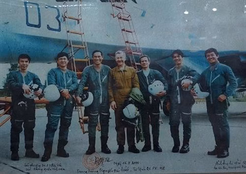 Thời điểm Việt Nam mua các tiêm kích Su-27 là lúc mà tình hình biển Đông vô cùng phức tạp, trong khi các máy bay Su-22M và MiG-21 đang dần lạc hậu. Trong khi đó tình hình nội bộ Nga cũng có nhiều thay đổi, là cơ hội tốt để Việt Nam có thể mua các máy bay với giá tốt bởi nước Nga lúc đó quá thừa vũ khí nhưng lại thiếu những vật dụng thiết yếu khác. Ảnh: 6 phi công tiêm kích Su-27 đầu tiên của Việt Nam trong những ngày huấn luyện cùng huyền thoại Liên Xô/Nga Viktor Geogiyevich Pugachev.