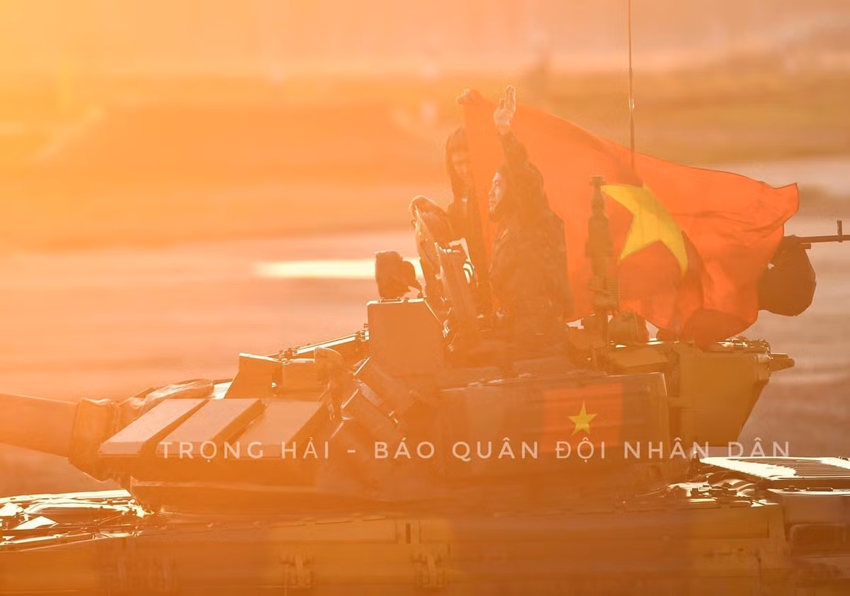 Và cuối cùng, là niềm tin tưởng tuyệt đối vào đội tuyển xe tăng Việt Nam sẽ thi đấu hết mình trong trận chung kết chiều nay. Hi vọng bằng bản lĩnh, tính sáng tạo, khả năng làm chủ khí tài tuyệt vời và tinh thần đoàn kết, hiệp đồng chặt chẽ trong mọi vị trí của kíp xe, các chiến sĩ ta sẽ đạt thành tích cao nhất chung cuộc, mang vinh quang về cho nước nhà, thoả lòng người hâm mộ cả nước đã cùng đồng hành và dõi theo đội tuyển. Ảnh: Báo Quân đội Nhân dân. Video Bán kết Tank Biathlon 2020: Cuộc đua nghẹt thở Việt Nam Vs Myanmar - Nguồn: VTC NOW