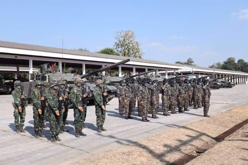 Sau đó Quân đội Thái Lan quyết định lựa chọn xe tăng chiến đấu chủ lực VT-4 của Trung Quốc để thay thế. Bangkok đã ký hợp đồng mua 40 chiếc lực VT-4; trong tương lai, nhiều khả năng Lục quân Thái Lan sẽ nâng tổng số xe tăng VT-4 mà nước này sở hữu lên tối đa 150 chiếc.