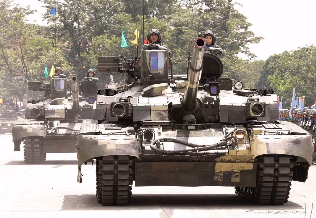 Dự kiến ban đầu, quân đội Thái Lan sẽ mua 49 chiếc T-84 Oplot-M của Ukraine; tuy nhiên, hàng loạt vấn đề nảy sinh, đã khiến quá trình giao hàng bị chậm trễ. Tới cuối năm 2016, Ukraine chỉ sản xuất được 20 chiếc T-84, trong khi hạn chót để hoàn tất hợp đồng là cuối năm 2014. Phía Thái Lan mất kiên nhẫn và quyết định chấm dứt hợp đồng.