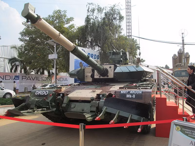Topwar cho biết, động cơ diesel MB 838 Ka-501 (1.400hp) của Arjun hoạt động thiếu ổn định trong môi trường không khí loãng và lạnh trên vùng núi.