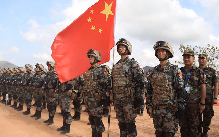 Trong khi đó, bên kia chiến tuyến, Trung Quốc Đại Lục có thừa sức mạnh cũng như khả năng để có thể "đè bẹp" những kháng cự yếu ớt mà Đài Loan có thể làm tại quần đảo này. Với việc sở hữu một lực lượng Hải quân đánh bộ mạnh mẽ cùng những con tàu đổ bộ to lớn, chiếm những hòn đảo này bằng vũ lực đối với Trung Quốc là không quá khó. Ảnh: Binh sĩ Trung Quốc trong cuộc diễn tập chung với Campuchia hồi đầu năm nay.