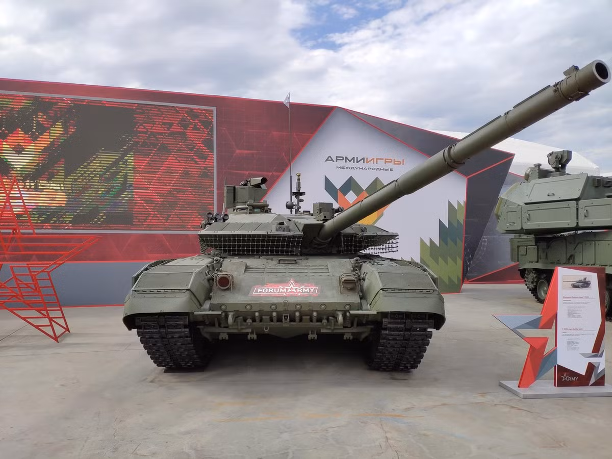 T-90M Proryv-3 Mod 2017 là một biến thể nâng cấp sâu của từ cơ sở xe tăng chiến đấu chủ lực (MBT) T-90MS xuất khẩu. Nó được cải tiến đáng kể về khả năng bảo vệ của xe, độ cơ động cũng như hệ thống hỏa lực. Xe đã được quân đội Nga thử nghiệm trong cuộc diễn tập Zapad-2017 được tổ chức vào tháng 9/2017. Ảnh: T-90M nhìn từ đối diện.
