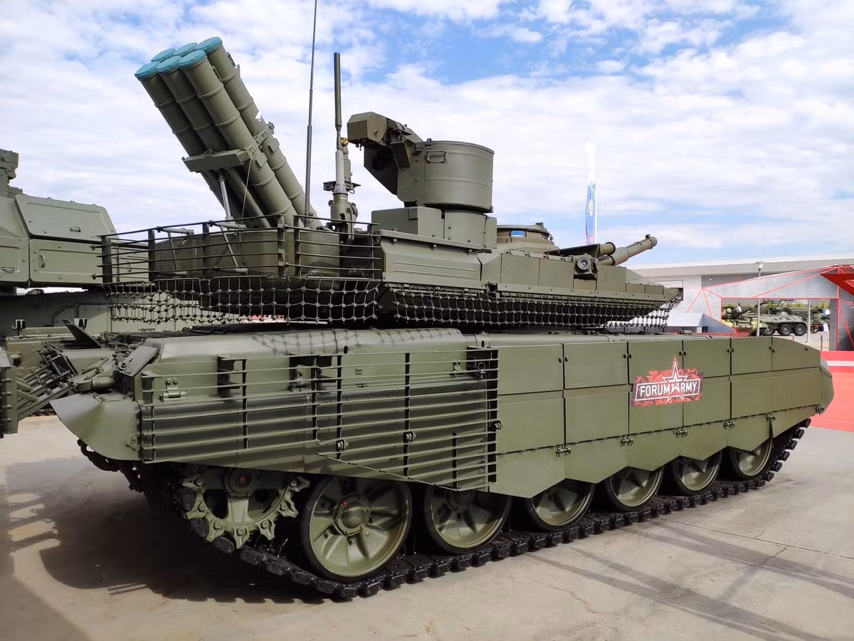 T-90M Proryv-3 có thể mang theo cơ số 43 viên đạn 125mm cho pháo chính, 1.250 viên đạn 7.62mm cho súng máy đồng trục và 300 viên đạn 12.7mm cho súng máy phòng không. Cùng với đó là một hệ thống nạp đạn tự động và một khoang đạn phụ gắn phía sau tháp pháo giúp xe có thể mang theo 22 viên đạn 125mm dự trữ. Ảnh: Cận cảnh tháp pháo T-90M với khoang đạn kéo dài ở phía sau.