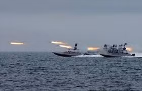 Vào ngày 28/7 vừa qua, "tàu sân bay" này đã bị tấn công một lần nữa trong cuộc tập trận quân sự "Nhà tiên tri vĩ đại"; “tàu sân bay của Mỹ” đã bị bao vậy bởi rất nhiều tàu cao tốc và bị các loại tên lửa của Iran “tiến công”. Không chịu được “hỏa lực khủng khiếp” của Hải quân Iran, con tàu này đã bị chìm. Ảnh: Hỏa lực tên lửa cấp tập vào “tàu sân bay” của Mỹ - Nguồn: Sina