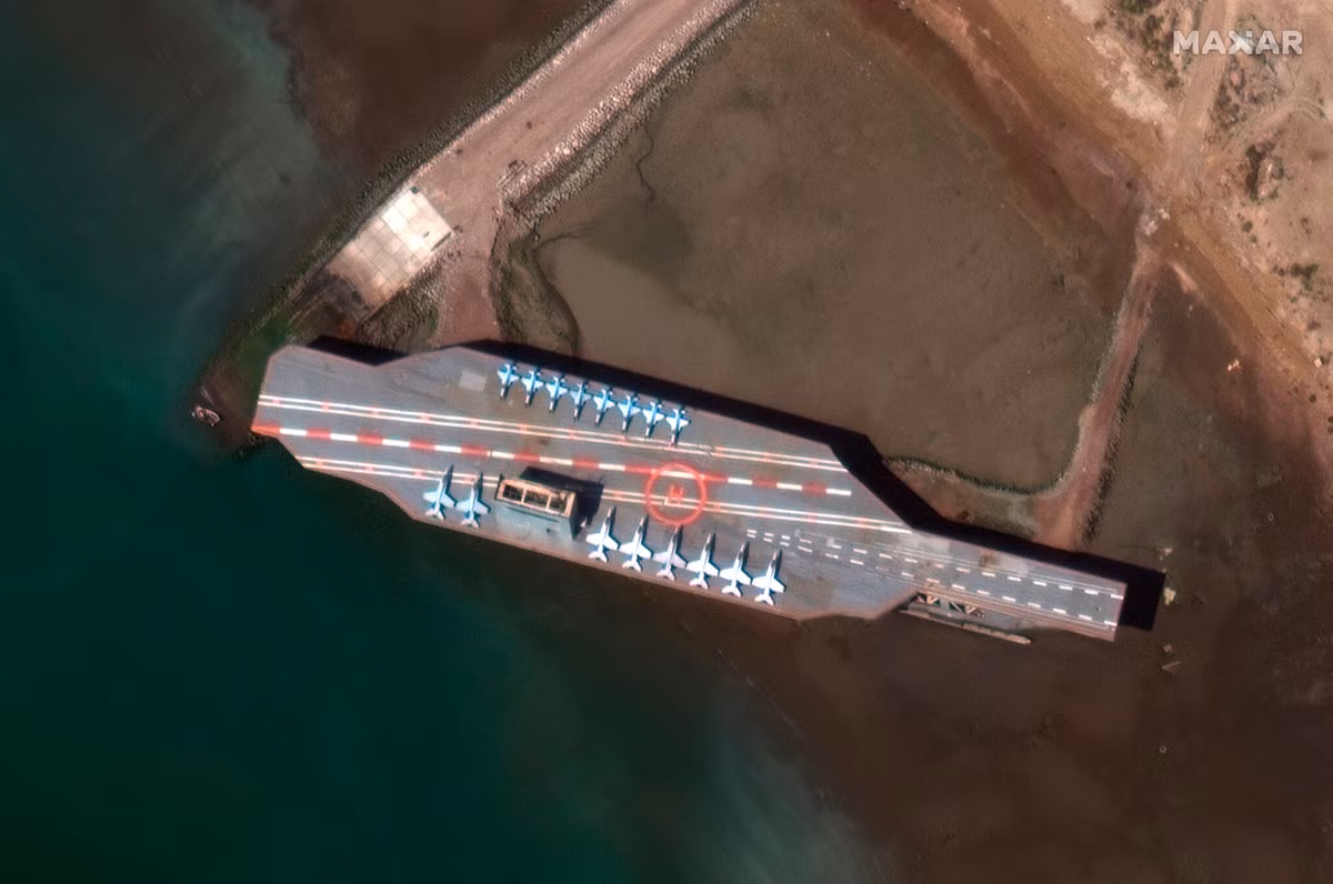 Mặc dù mô hình "tàu sân bay" của Iran rất lớn, nhưng thực tế nó vẫn nhỏ hơn nhiều so với siêu tàu sân bay của Hải quân Mỹ. Mục đích của Iran là xây dựng mô hình tàu sân bay để mô phỏng tàu sân bay thực của Mỹ, trên tàu cũng sơn logo của Hải quân Mỹ; trừ kích thước, còn những thứ khác trông “rất thật” với một tàu sân bay thực sự của Mỹ. Ảnh: Mô hình “tàu sân bay” để hải quân Iran luyện tập - Nguồn: Sina