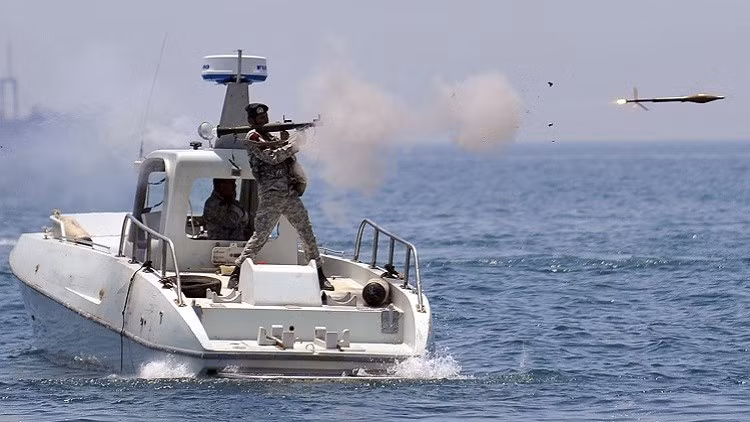 Điều này rất tệ cho Iran, vì độ sâu của nước quá nông, nên các tàu khác sẽ phải đối mặt với thiệt hại thảm khốc, nếu chẳng may vướng vào "tàu sân bay" bị chìm; đây là một rủi ro hàng hải rất nghiêm trọng. Trên thực tế, ít nhất vài ngày trước, "tàu sân bay" này đã bị lộ một phần, có khả năng, hải quân Iran không thể cho phép nó chìm hẳn. Ảnh: Xuồng cao tốc của IRGC trong một cuộc tập trận hải quân của Iran - Nguồn: Wikipedia