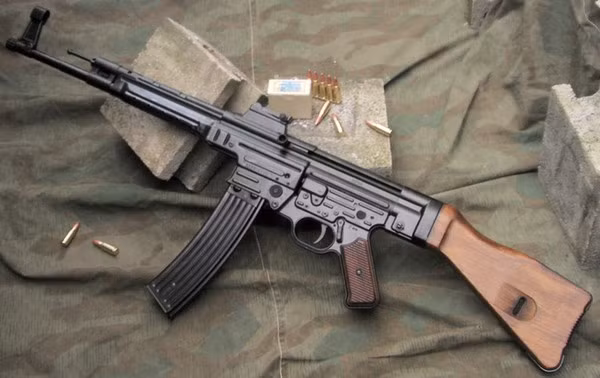Khẩu súng có tính cách mạng là súng trường tiến công Sturmgewehr 44 (StG 44); StG 44 ra đời vào năm 1944, khi cuộc chiến đã gần đi vào hồi kết và nó không thể giúp cho phát xít Đức thay đổi cục diện cuộc chiến. Ảnh: Khẩu StG 44 là khẩu súng có tính cách mạng - Nguồn: Wikipedia.