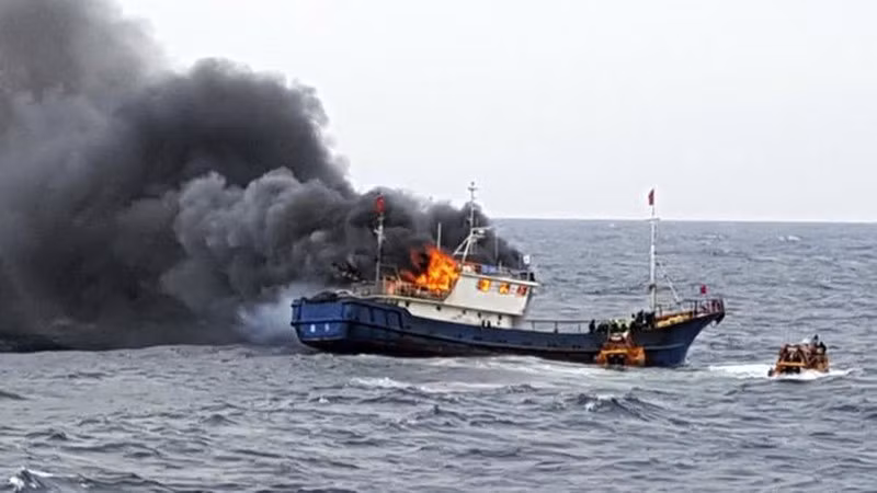 Không những vậy, hành động của các tàu cá Trung Quốc là vô cùng liều lĩnh. Ví dụ trong tháng 10 năm 2016, một tàu cá Trung Quốc đã đâm chìm tàu tuần tra cỡ nhỏ của Tuần duyên Hàn Quốc sau khi tàu này đang cố gắng vây bắt một tàu cá Trung Quốc khác. Tàu cá Trung Quốc cũng bắt giữ 8 cán bộ Tuần duyên Hàn Quốc làm con tin và hàng chục tàu cá khác nhập cuộc tạo sức uy hiếp lớn. Phía Hàn Quốc sau đó đã phải nhượng bộ để giữ an toàn cho các con tin. Ảnh: Tàu cá Trung Quốc trong sự việc tháng 10/2016.
