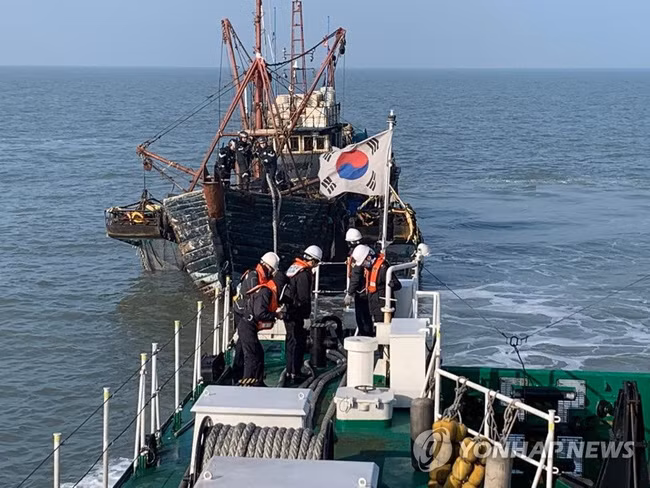 Hành động cứng rắn của Triều Tiên được xem như một đòn trả đũa khi trong suốt thời gian qua, các tàu cá Trung Quốc đã liên tục xâm phạm trái phép khu vực biển Hoàng Hải thuộc chủ quyền hai nước Hàn Quốc và Triều Tiên với tần suất lớn. Ảnh: Tuần duyên Hàn Quốc bắt giữ một tàu cá đánh bắt trái phép của Trung Quốc tại biển Hoàng Hải.