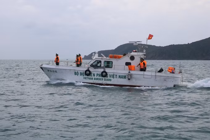 Dẫu vậy, dù cho vẫn còn nhiều khó khăn và hạn chế, tuy nhiên lực lượng bộ đội biên phòng vẫn luôn cố gắng hết sức, sẵn sàng nhận và hoàn thành mọi nhiệm vụ được giao, đảm bảo an ninh và an toàn cho khu vực biên giới quốc gia trên biển, bảo vệ ngư dân, xua đuổi và bắt giữ tàu nước ngoài vi phạm chủ quyền của ta. Hi vọng trong thời gian sắp tới, các cấp sẽ quan tâm đầu tư hơn nữa, để cho lực lượng biên phòng có những điều kiện thuận lợi hơn cho công tác đấu tranh, góp phần bảo vệ vững chắc hơn vùng biển nước ta. Ảnh: Tàu tuần tra cao tốc của bộ đội biên phòng. Video Tàu Trung Quốc đâm tàu cá Việt Nam, người dân bức xúc - Nguồn: VTC16