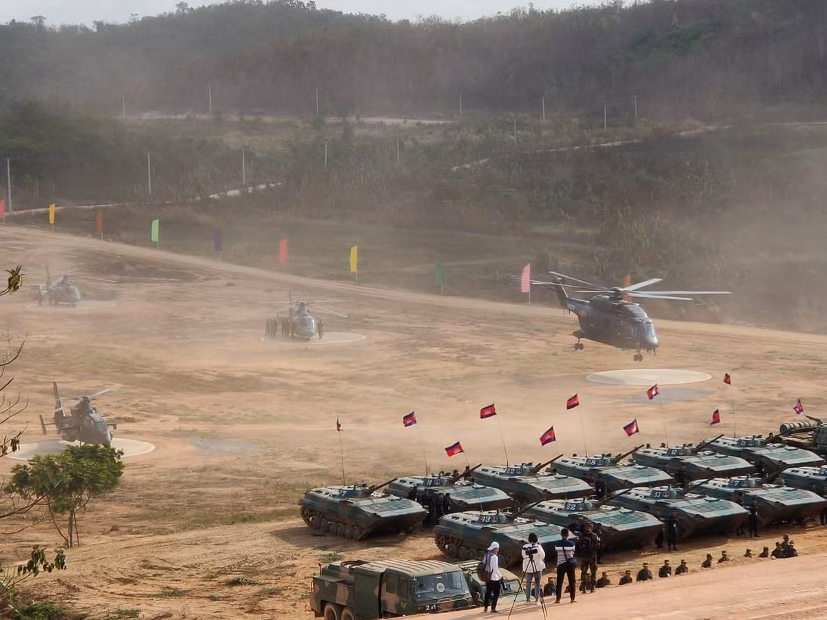 Hình ảnh Z-19 và Z-9 cùng nhiều phương tiện của quân đội Campuchia để chuẩn bị cho cuộc tập trận.