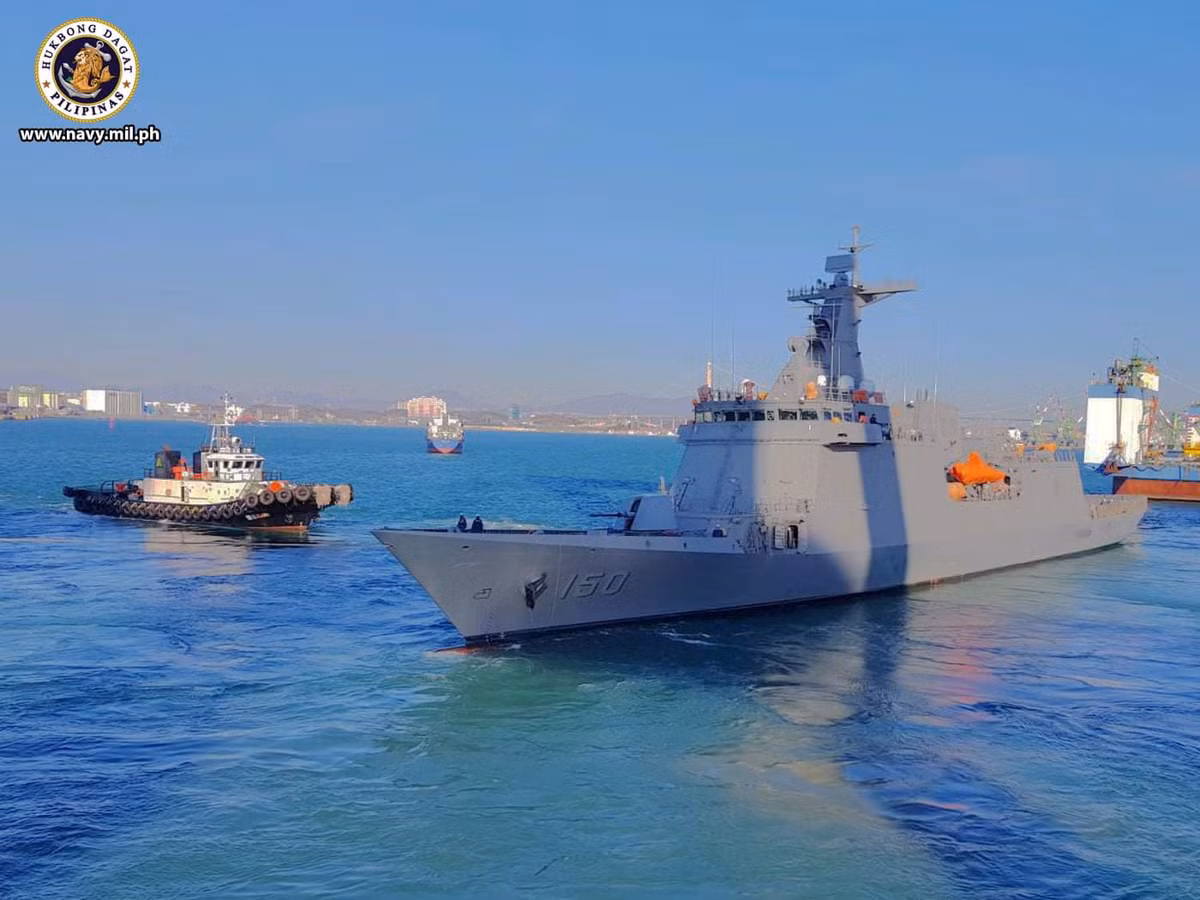 Hợp đồng chính thức được Philippines ký kết với tập đoàn công nghiệp nặng Huyndai (HHI) của Hàn Quốc vào ngày 24/10/2016 với trị giá hơn 336 triệu USD cho 2 tàu. Chiếc đầu tiên đã chính thức được đóng vào ngày 30/4/2018 và chiếc thứ hai đóng ngày 16/9/2018.