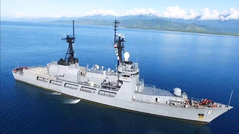 Tuy nhiên hải quân Philippines vẫn chưa thực đầu tư một cách xứng đáng với trọng trách nặng nề mà họ phải thực hiện. Các tàu chiến của hải quân Philippines đa phần đều là tàu cũ, có cả những tàu từ thời thế chiến 2 hay chiến tranh Việt Nam. Những soái hạm lớn nhất của hải quân Philippines là những tàu Hamilton mua từ Mỹ - loại tàu mà Mỹ chỉ dùng làm tàu tuần duyên và hỏa lực chỉ ngang ngửa tàu pháo 400 tấn TT-400TP do Việt Nam tự đóng. Ảnh: Tàu BRP Ramon Alcaraz (PS-16) lớp Hamilton của hải quân Philippines.