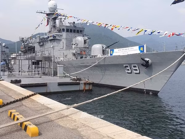 Những tàu chiến mới nhất của Philippines là các tàu Pohang tiếp nhận lại từ Hàn Quốc, những tàu này cũng đã phục vụ trong hải quân Hàn Quốc từ cuối những năm 1980 cho đến nay. Ảnh: Tàu Pohang của hải quân Philippines mang số hiệu PS-39 Conrado Yap trong buổi lễ tiếp nhận.
