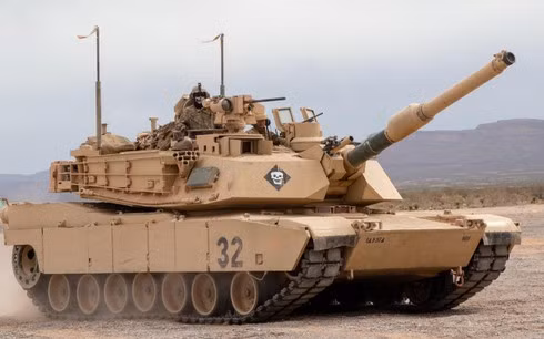 Xe tăng M1A1 là xe tăng chiến đấu chủ lực thế hệ ba, được đưa vào biên chế trong quân đội Mỹ từ những năm 1980, với số lượng sản xuất lên tới 4.700 chiếc. M1A1 đã trở thành xe tăng chiến đấu chủ lực của Lục quân và Thủy quân lục chiến Mỹ.