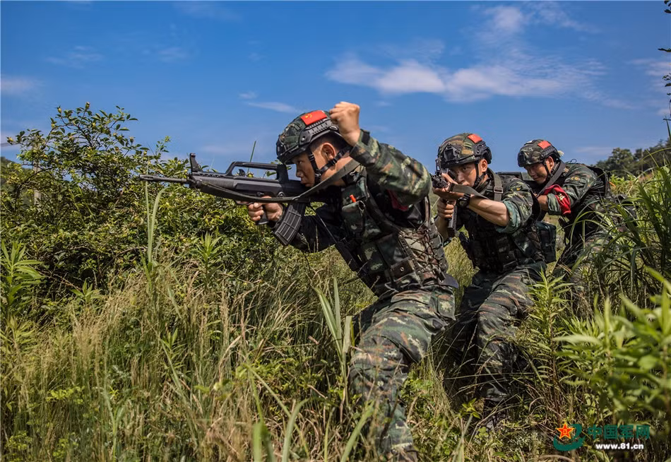 Rừng rậm là một môi trường tác chiến đặc biệt khó khăn, nhiều cây cỏ dễ ẩn nấp, người lính dễ gặp phải những ổ phục kích của đối phương. Từ đó đòi hỏi người chiến đấu viên đặc nhiệm cần có một kỹ năng cao, nghe tốt và quan sát nhạy bén. Ảnh: Đặc nhiệm Vũ cảnh di chuyển theo đội hình. Nguồn: Sina
