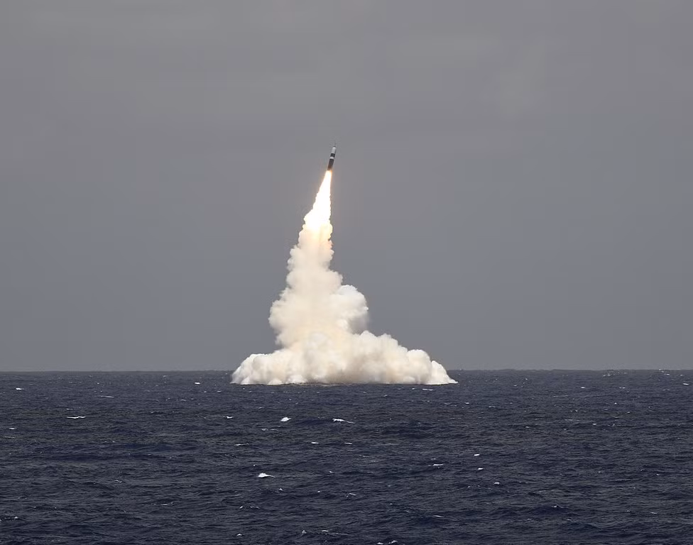 Mỗi quả Trident II D5 có tầm bắn cực đại 11.300km, trang bị 12 đầu đạn hạt nhân dẫn hướng độc lập (MIRV) kiểu W76 hoặc W78 475 kiloton (quả bom thả xuống Hiroshima chỉ có 15 kiloton). Như vậy, mỗi tàu sẽ được trang bị tới 288 đầu đạn hạt nhân. Toàn bộ số này được kích hoạt thì đúng là thế giới sẽ diệt vong.