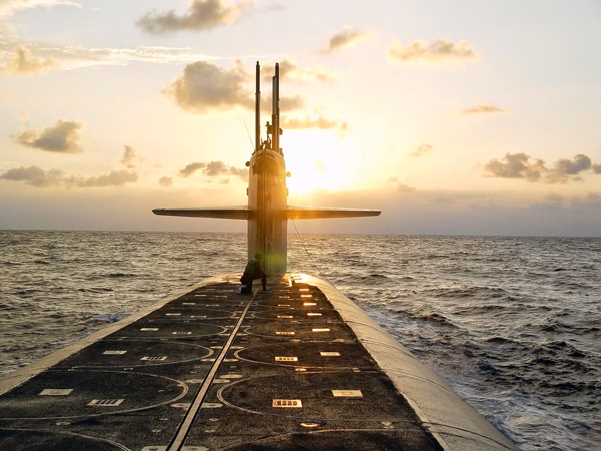 Trên lưng của siêu tàu ngầm Ohio là 24 giếng phóng tên lửa đạn đạo liên lục địa Trident II D5 hoặc 154 tên lửa hành trình Tomahawk (4 chiếc đã được hoán cải mang tên lửa hành trình).