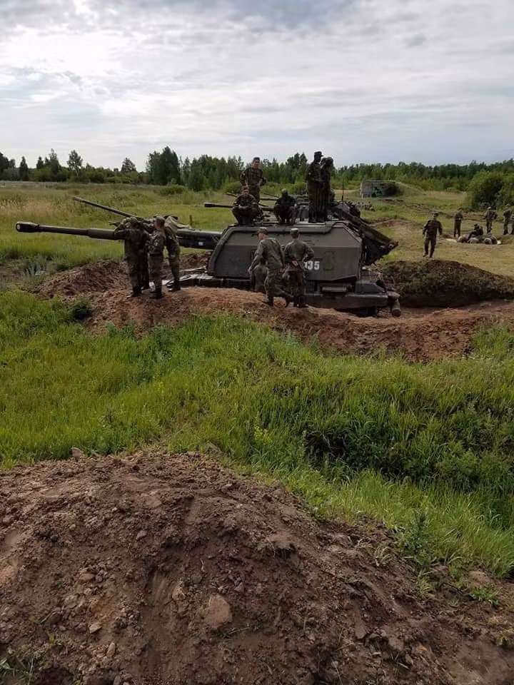 Ngoài pháo tự hành Msta-S, các học viên Việt Nam cũng được huấn luyện làm quen với nhiều loại pháo trong biên chế quân đội Nga như: Mtsa-B cỡ nòng 152mm, MT-12 cỡ nòng 100mm,… Trong đó có nhiều loại pháo không hề có trong biên chế pháo binh Việt Nam. Ảnh: Học viên quân sự các nước trong đó có Việt Nam trong buổi huấn luyện.