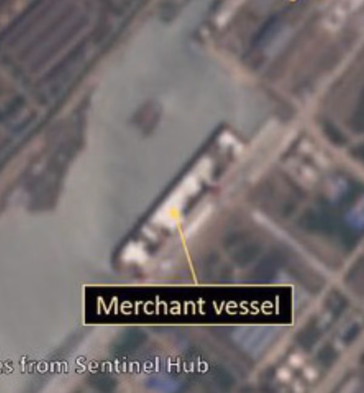 Một chiếc xà lan khổng lồ đã được di chuyển đến gần khu vực đóng tàu Type 003 từ tháng 5, và đây có thể là lí do khiến chiếc tàu sân bay đóng dở của Trung Quốc biến mất. Tuy nhiên khi người ta phát hiện ra sự việc vào ngày 2/6 vừa qua, chiếc xà lan đã kịp quay trở về chỗ cũ nó đậu, chứng tỏ rằng chiếc tàu sân bay đã không được di chuyển đi quá xa mà chỉ đâu đó xung quanh khu vực đóng tàu rộng lớn này. Ảnh: Không ảnh chiếc xà lan khổng lồ của Trung Quốc.