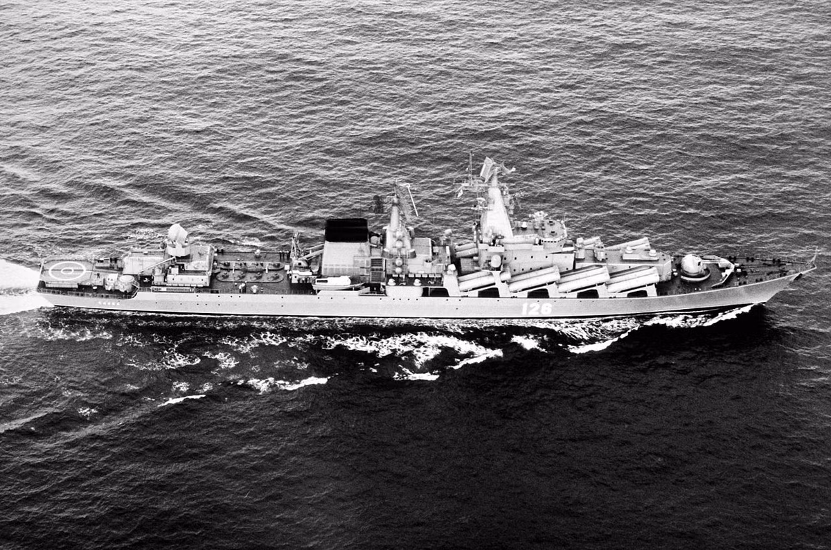 Moskva là chiếc đầu tiên thuộc lớp tuần dương hạm tên lửa đề án 1164 Atlant (NATO gọi là Slava) do Liên Xô chế tạo từ năm 1976 tới 1983 thì chính thức được biên chế. Con tàu từng bị loại biên chế vào tháng 12/1990 vì sự kiện Liên Xô khủng hoảng. Sau đó, nó được tái biên chế vào tháng 4/2000 và hoạt động liên tục, bền bỉ cho tới nay khắp các đại dương. Ảnh: Wikipedia