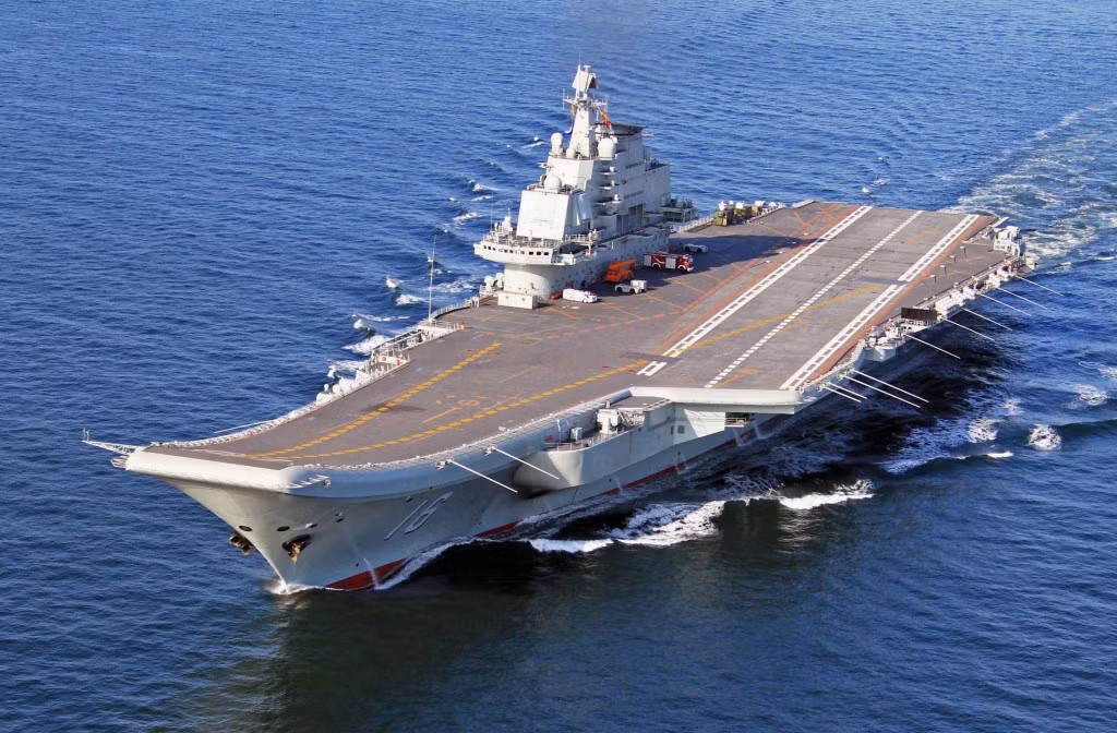 Đối với động cơ của tàu sân bay Type 003, Li Jie cho biết, tàu sân bay 003 sẽ không sử dụng động cơ chạy bằng năng lượng hạt nhân. Như vậy tầm hoạt động của tàu sân bay này sẽ rất hạn chế và phải có tàu bảo đảm hậu cần đi cùng. Ảnh: Tàu sân bay Liêu Ninh của Trung Quốc đang thử nghiệm trên biển – Nguồn: Sina