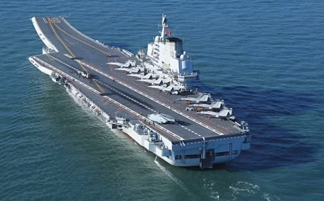 Rất có thể, tàu sân bay 004 hoặc 005 khi đó sau này của Trung Quốc mới sử dụng động cơ hạt nhân như các tàu sân bay của Mỹ; với kích cỡ, lượng giãn nước, cũng như số máy bay mà Type 003 có thể mang theo, có thể khẳng định Trung Quốc đã có tàu sân bay hạng nặng; nhưng chưa thể hoạt động liên tục và dài ngày như tàu sân bay của Hải quân Mỹ. Ảnh: Tàu sân bay Liêu Ninh của Trung Quốc đang thử nghiệm trên biển – Nguồn: Sina