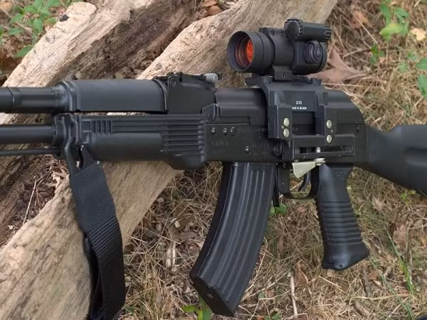 Súng AK-103 mới đây đã có một màn thể hiện cực kỳ ấn tượng khi được hãng Kalashnikov Concern tung video khẩu súng đã xả liên tục hơn 1.000 phát đạn nhưng vẫn hoạt động tốt và bắn chính xác mục tiêu. Đây là một sự bền bỉ đáng kinh ngạc của mẫu súng Nga này. Súng có trọng lượng 3.6kg không đạn, chiều dài 943mm trong đó nòng dài 415mm, sử dụng cỡ đạn 7.62x39mm, tốc độ bắn 600 phát/phút và tầm bắn hiệu quả 500m. Ảnh: Cận cảnh thân súng AK-103 do Nga chế tạo.