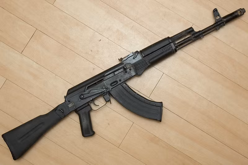 Tuy nhiên, phiên bản AK-103 do Việt Nam sản xuất vẫn có một số điểm khác biệt có thể dễ dàng nhận ra so với AK-103 nguyên bản do Nga chế tạo. Điển hình như việc phiên bản của Việt Nam vẫn sử dụng kiểu trích khí 45 độ tương tự như AK-47/AKM khác với trích khí kiểu 90 độ giống các loại súng AK-74 đời sau như trên AK-103 của Nga. Ảnh: Một khẩu AK-103 do Nga chế tạo.