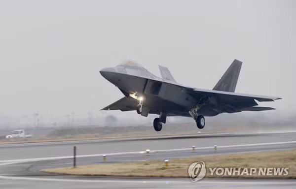 Mặc dù F-22 được phát triển để chiếm ưu thế trên không trước các loại máy bay chiến đấu của Liên Xô và Liên Xô đã sụp đổ từ lâu; nhưng chỉ một câu sửa đổi Obey, đã quyết định số phận của F-22 chỉ được sử dụng ở trong nước Mỹ.