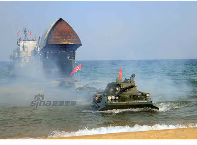 Ngoài ra Triều Tiên cũng sở hữu cho mình một loại đổ bộ há mồm khá kỳ lạ nữa cho phép nó có thể đổ bộ từ 2-3 xe tăng thiết giáp. Phải nói là lực lượng đổ bộ của Triều Tiên là một lực lượng vô cùng đáng gờm.