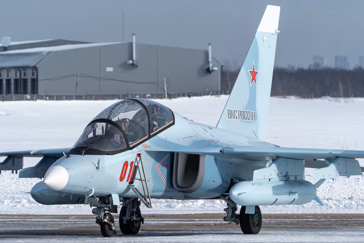 Hai chiếc Yak-130 được đánh số hiệu "Đỏ 01" và "Đỏ 02" nằm trong loạt hợp đồng mà Irkut ký rải rác Bộ Quốc phòng Nga từ 2009-2018 cung cấp hơn trăm chiếc Yak-130. Ảnh: NSKplanes